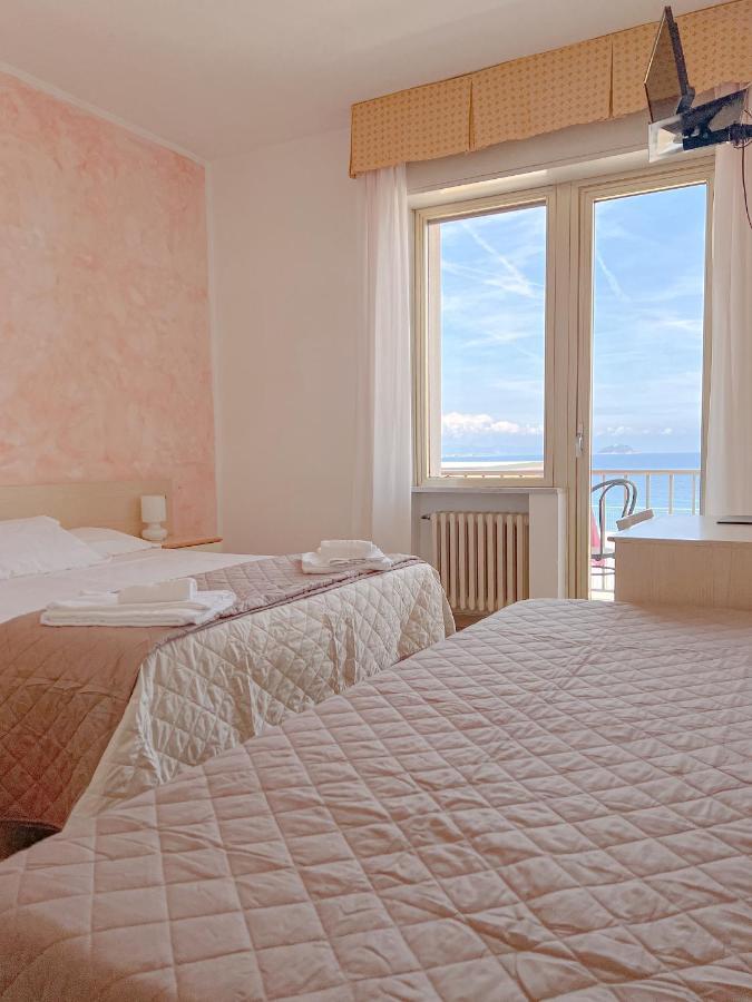 Hotel Ambassador Laigueglia Exterior foto